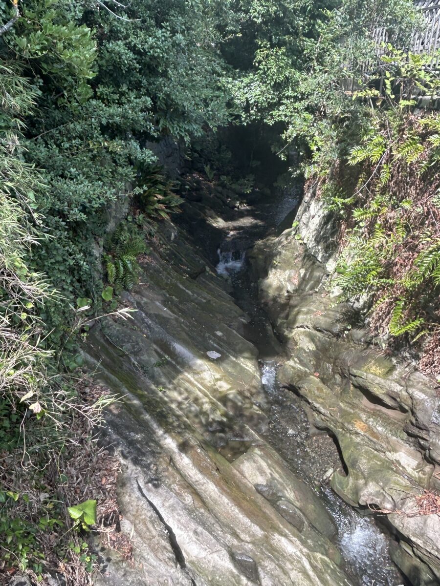岩と川の景色の写真